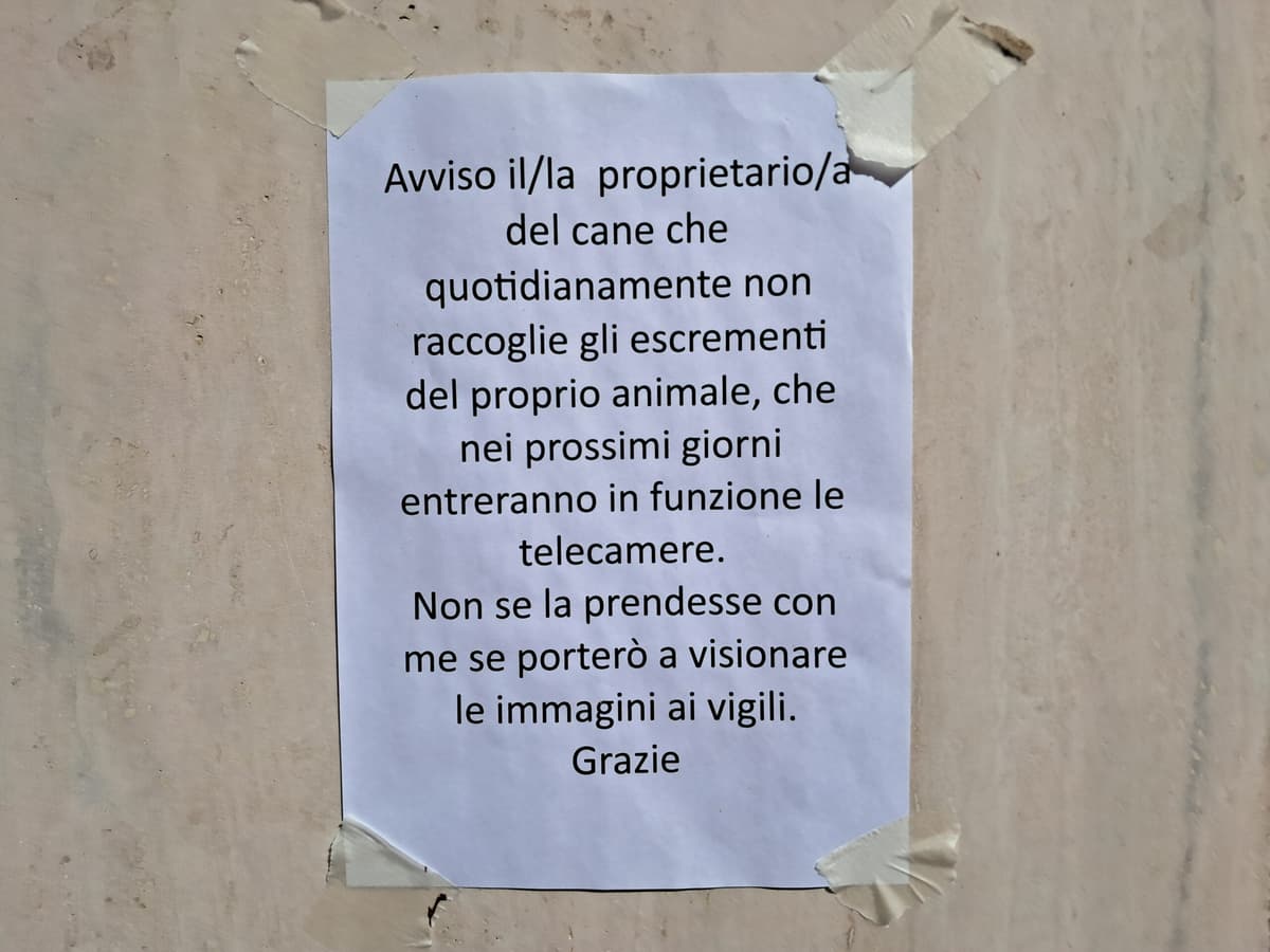 Formia, San Giulio - Deiezioni canine lasciate sul marciapiede. La ribellione pacifica dei residenti
