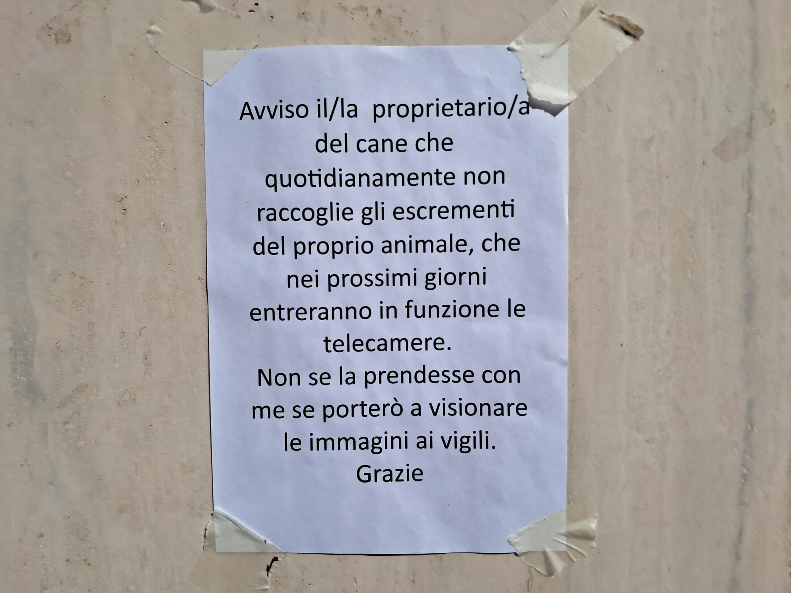 Formia, San Giulio - Deiezioni canine lasciate sul marciapiede. La ribellione pacifica dei residenti