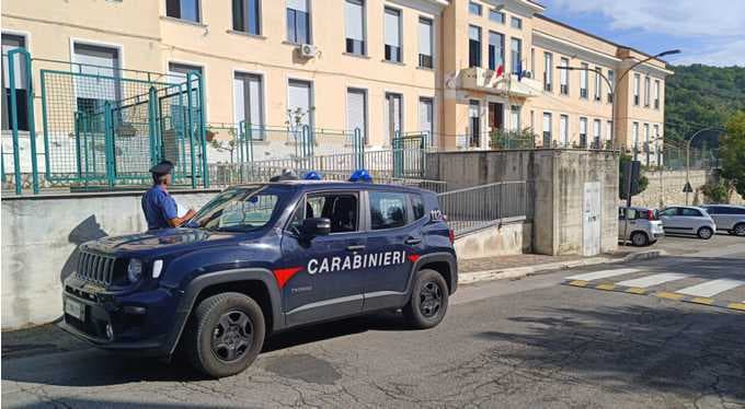 Entrano nell'Istituto scolastico a Santi Cosma e Damiano e portano via 49 computer e 36 tablet - Ladri in azione