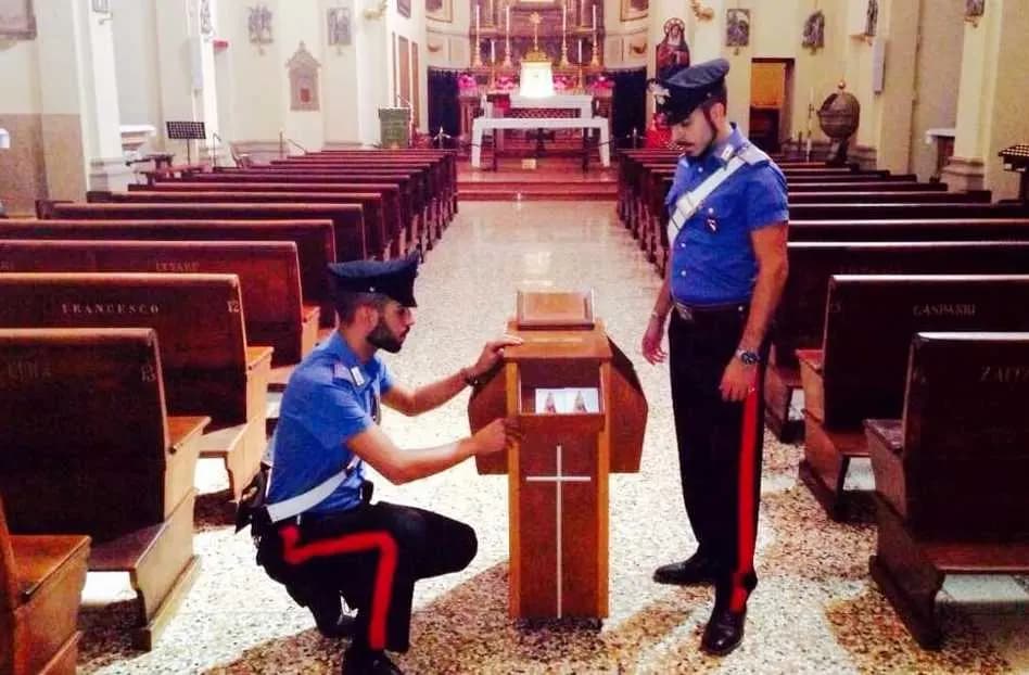 Tenta di forzare la porta d’ingresso di una sacrestia, ma desiste dall’intento delittuoso e scappa