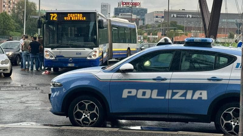 Si addormenta sul pullman e salta la fermata. Se la prende prima con il conducente e poi si scaglia contro i poliziotti. Arrestato