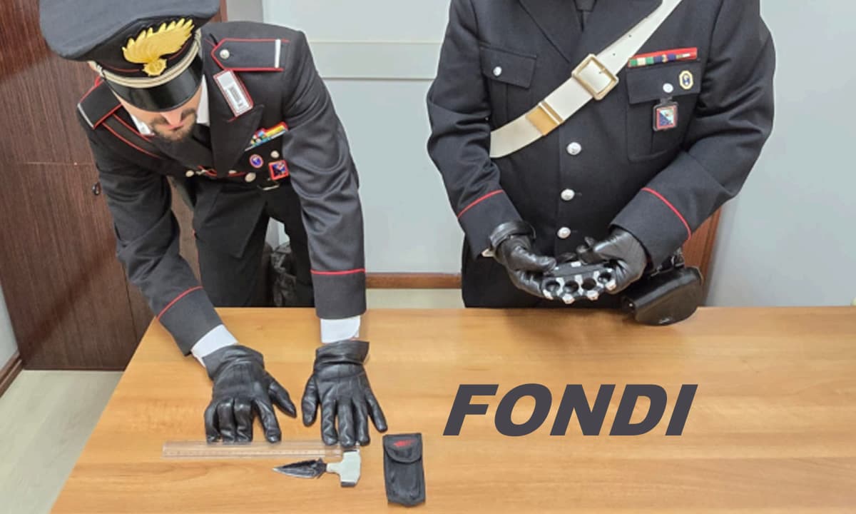 20enne di Fondi camminava con un coltello a "t" ed un tirapugni. Denunciato