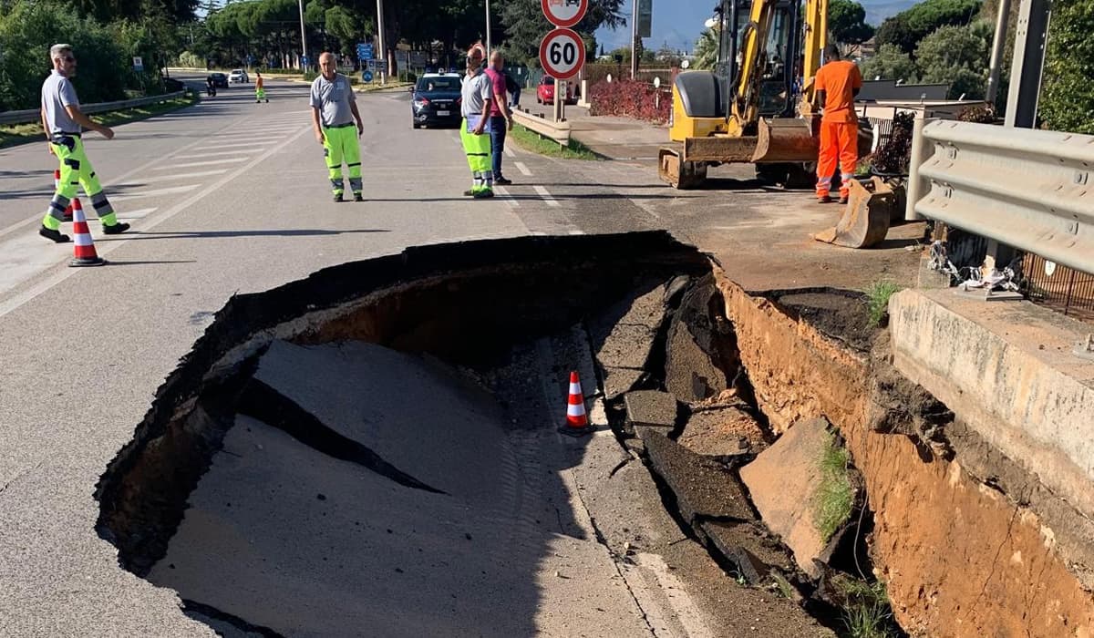 Si apre una voragine sulla Flacca all'altezza dell'ingresso per Fondi. Le foto pervenute in Redazione
