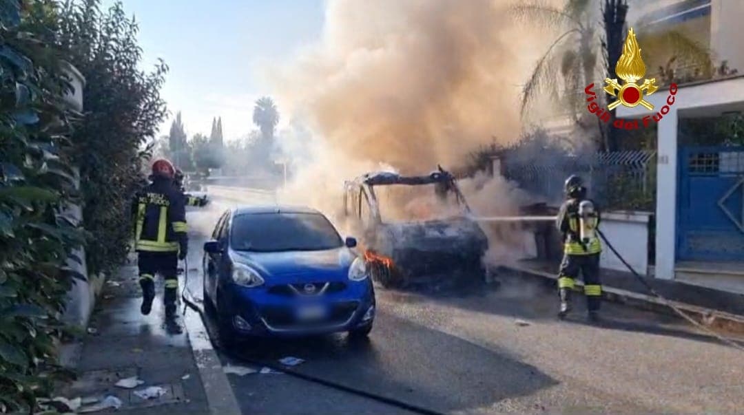 Camper in fiamme. Intervengono i Vigili del Fuoco