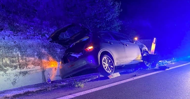Resta coinvolto in un sinistro stradale e termina la corsa in una cunetta. Positivo all'alcoltest