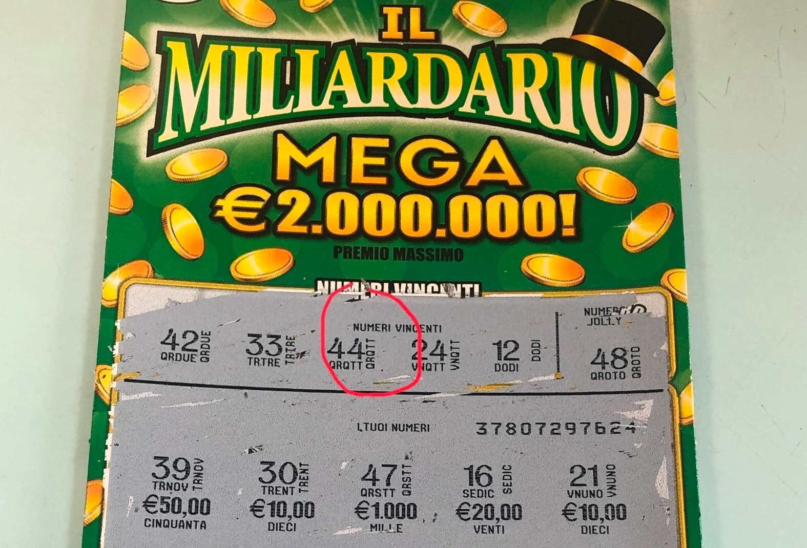Gratta e Vinci super fortunato. Gratta e scopre di aver vinto 2 Milioni di euro. Ecco dove