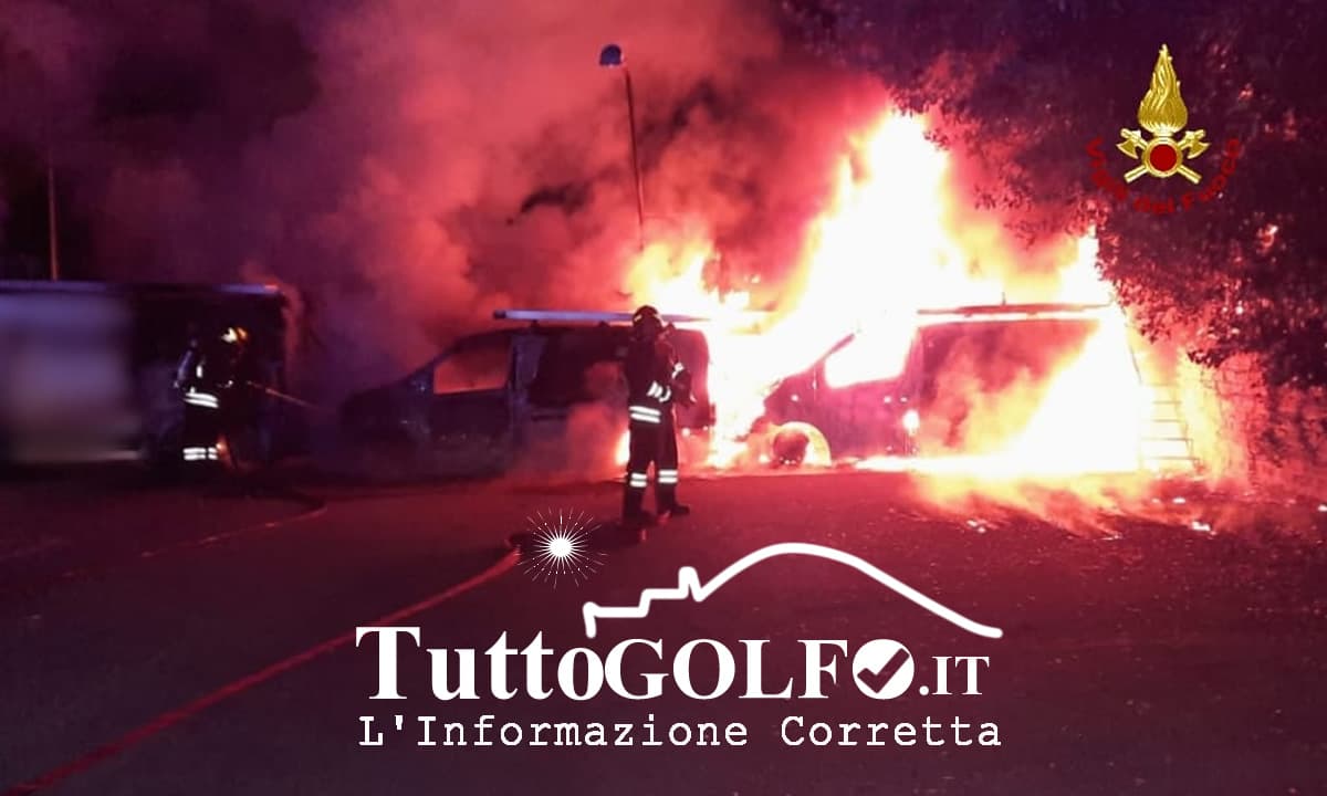 Foto - Incendiati tre furgoni in provincia di Latina. L'intervento dei Vigili del Fuoco