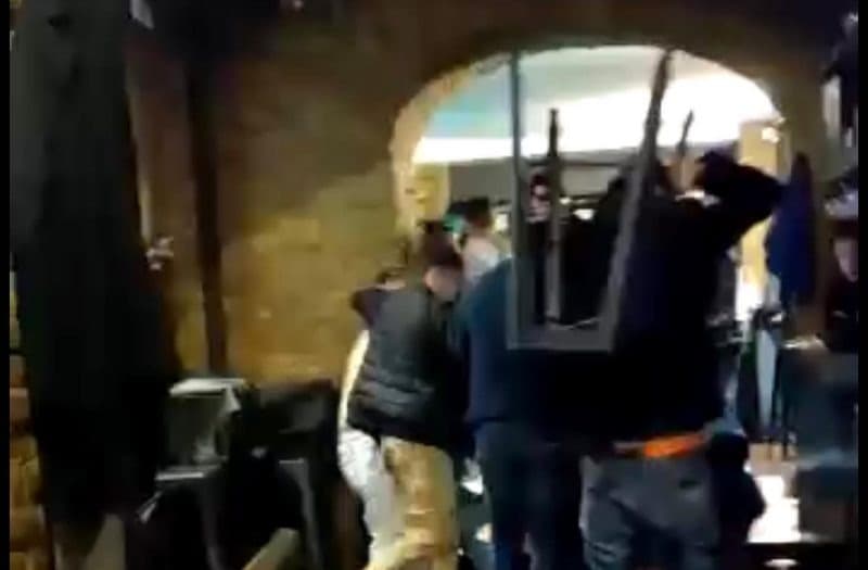 Rissa al Pub. Chiusura di un locale della zona della movida