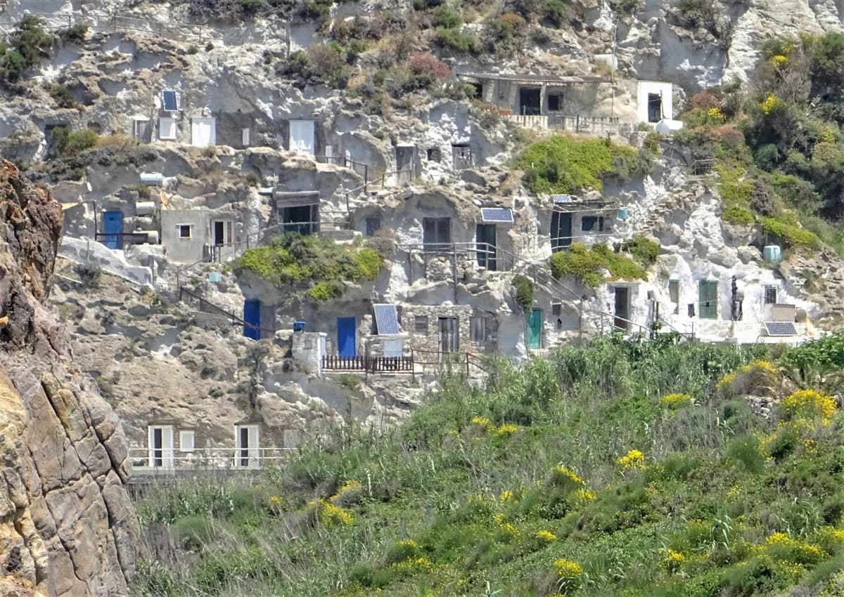 Chiesta una nuova classificazione urbanistica per le case grotte di Ventotene, in linea con la normativa applicata in altre isole