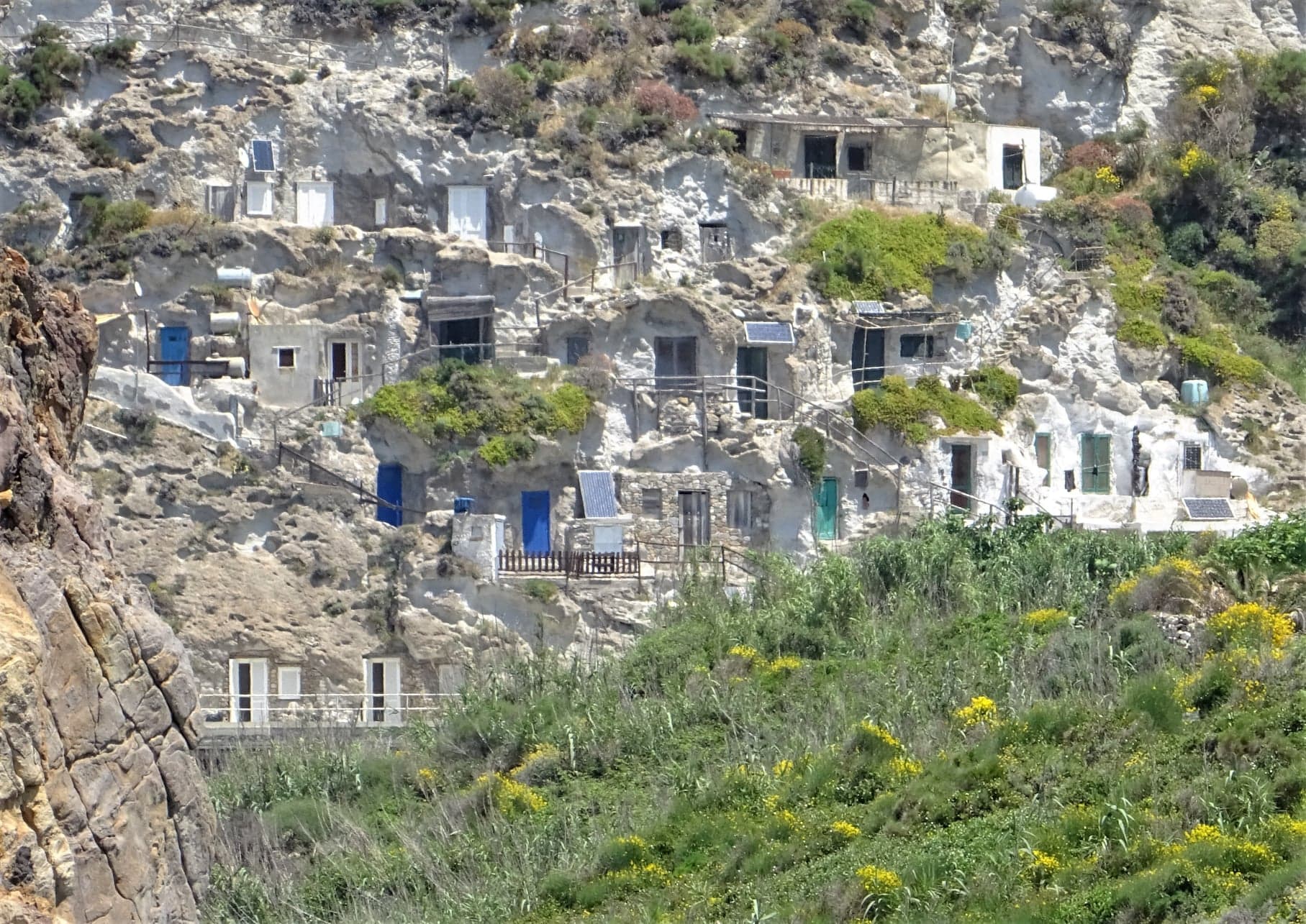 Chiesta una nuova classificazione urbanistica per le case grotte di Ventotene, in linea con la normativa applicata in altre isole