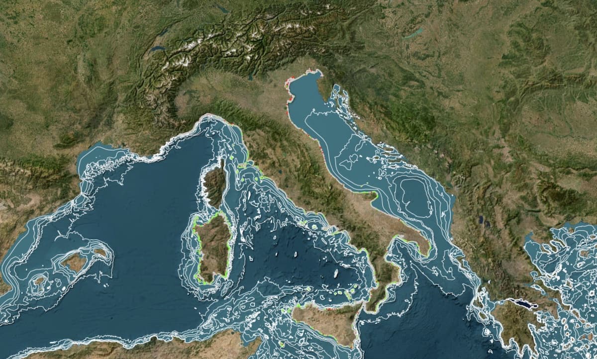 Il Mar Mediterraneo a Rischio: Inquinamento e Cambiamenti Climatici Minacciano le Coste e gli Ecosistemi