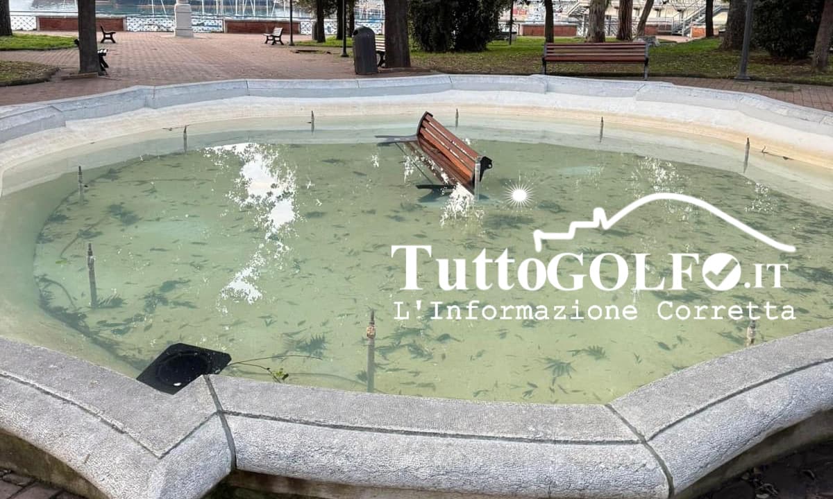Formia, panchina divelta e gettata nella fontana. Vandali in azione nella Villa Comunale Umberto I