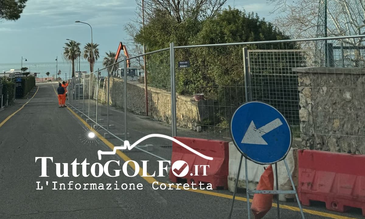 Carenza parcheggi a Gianola. Il comune riapre il parcheggio del Parco De Curtis