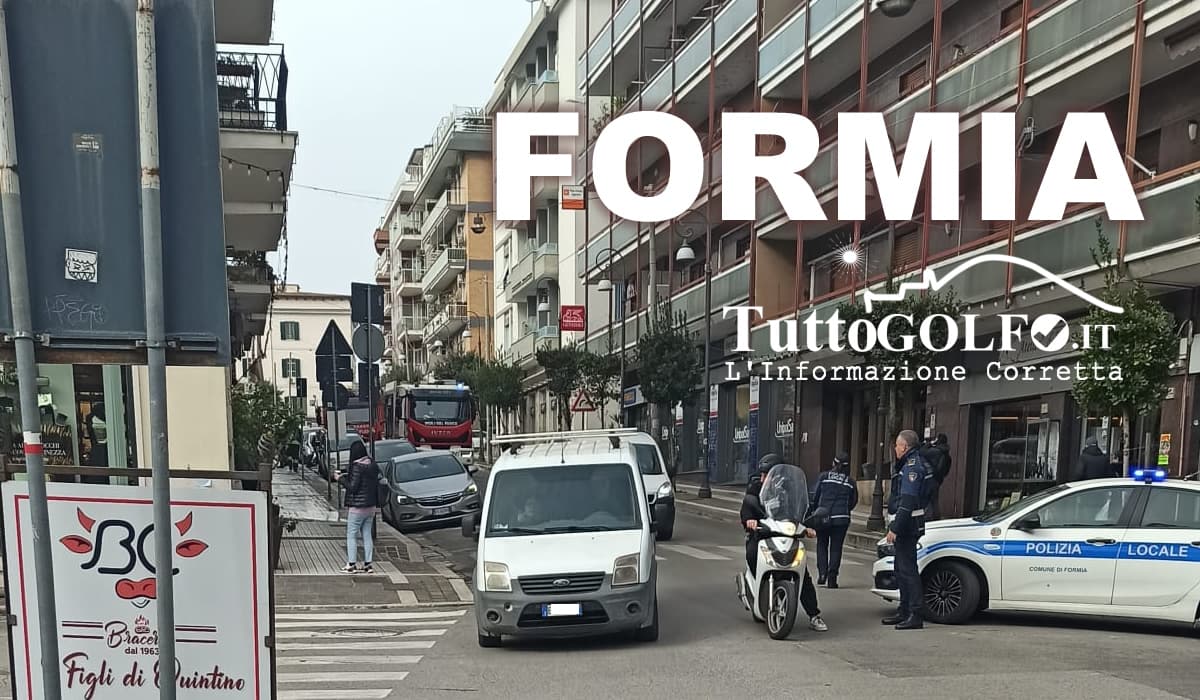 Fiamme in un'attività Formia. Intervengono i Vigili del Fuoco per domare l'incendio