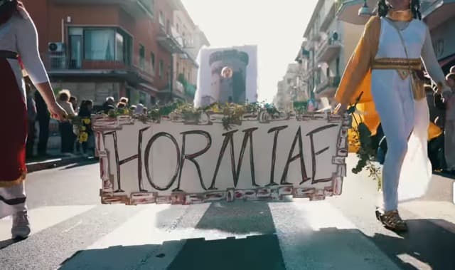 "Vivi l'America" il Carnevale 2025 di Formia che piace a grandi e piccini. Musiche, balli, carri allegorici, premiazioni, lotteria e colori a gogo!
