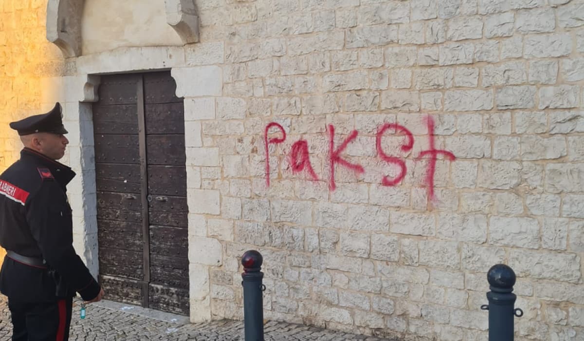 Imbratta il muro di una Chiesa con una bomboletta spray. Denunciato un 22enne