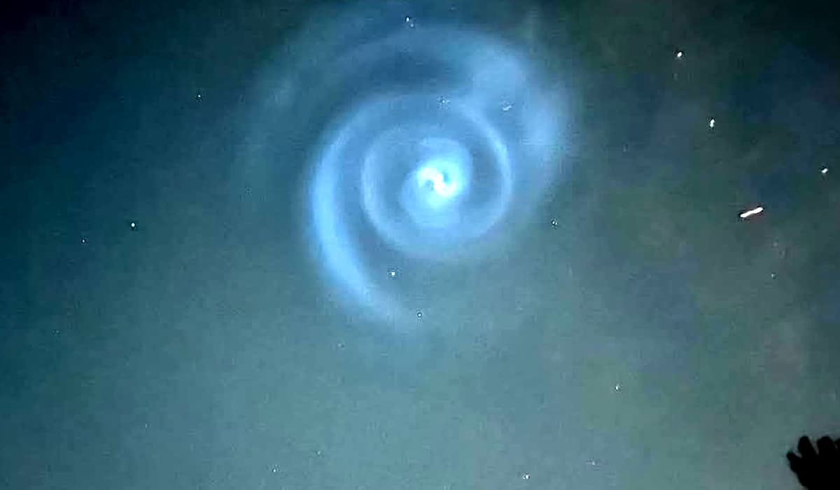 Fotografate ieri strane luci nel cielo a forma di spirale. Ecco di cosa si tratta