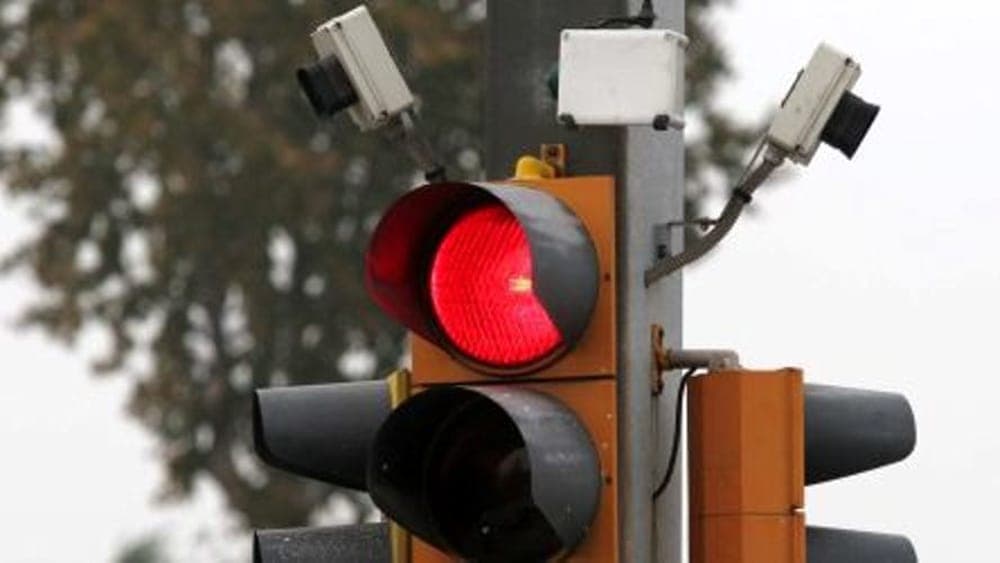 Paura a Fondi. Una donna alla guida, ferma al semaforo è stata minacciata da un uomo che brandiva una bottiglia di vetro e cercava d'intrufularsi nell'auto