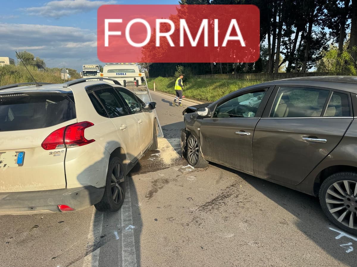 FOTO - Formia, incidente stradale, traffico in tilt