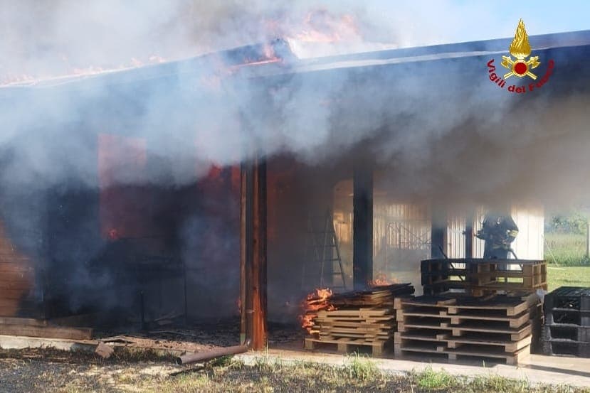 In fiamme una struttura in legno. L'intervento dei Vigili del fuoco