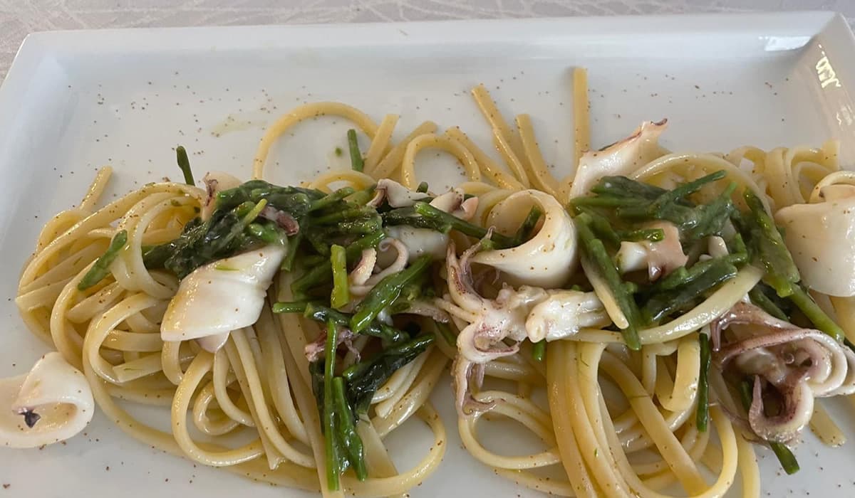Linguine calamaretti, asparagi e bottarga. Una proposta di Michele Chinappi