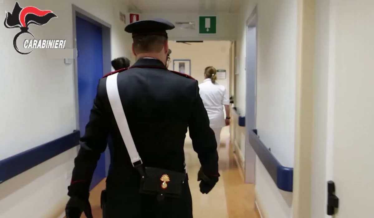 Insulta il personale sanitario e aggredisce i Carabinieri. Arrestato un cinquantaduenne