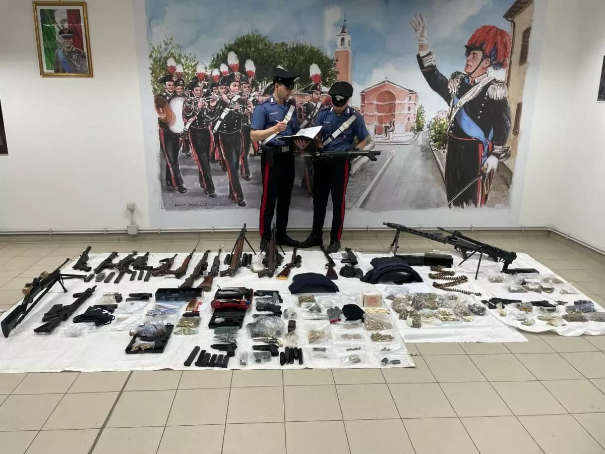 Rinvenuto un arsenale in Provincia di Latina (23 pistole, 14 fucili, 6 carabine e...)