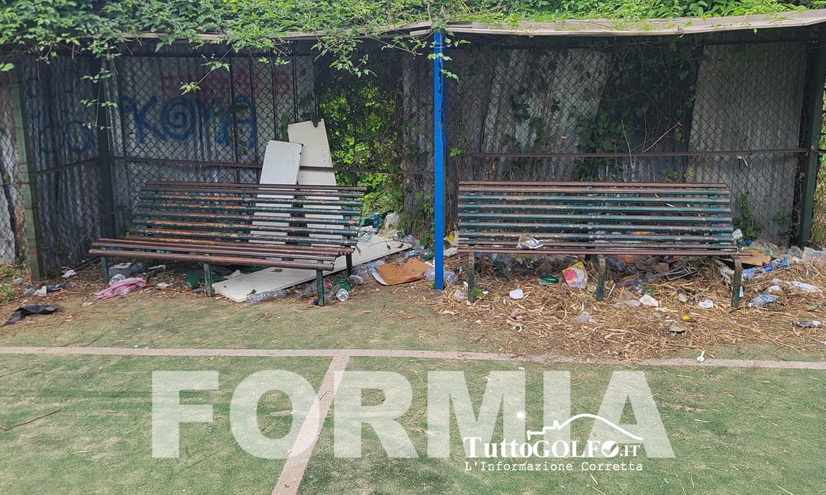 Formia, degrado del campetto dell'ex Colonia Di Donato. Esposto al Comando di Polizia Municipale