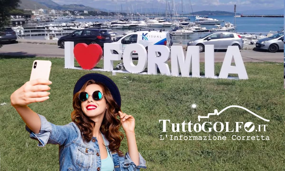Spunta la scritta I Love Formia. E' una donazione del Consorzio Turistico Città di Formia