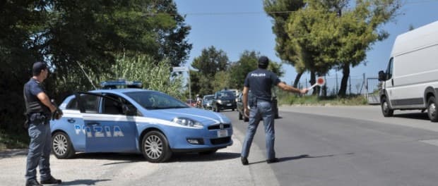 Viene fermata dalla Polizia mentre correva ad alta velocità. La donna scappava dall'ex compagno. La vicenda
