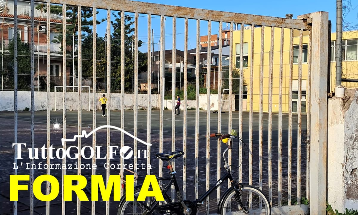 Il campetto polivalente di Gianola: tra ristrutturazioni, abbandono e rischi per i giovani
