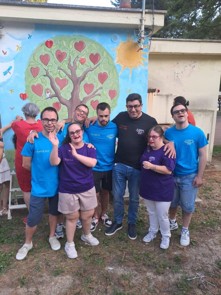 Il Sindaco Gianluca Taddeo celebra gli 8 anni dell’Happy Bar: inaugurato un murales e consegnata una targa celebrativa ai ragazzi