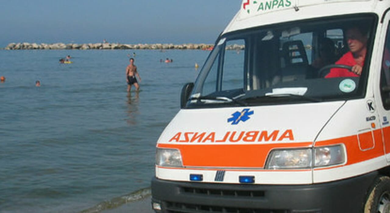 12enne rischia di annegare tra le onde: è grave. Trasportata al Bambin Gesù