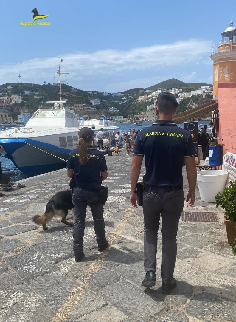 GdiF LATINA: INTENSIFICATI I CONTROLLI SULL'ISOLA DI PONZA VIA TERRA E MARE