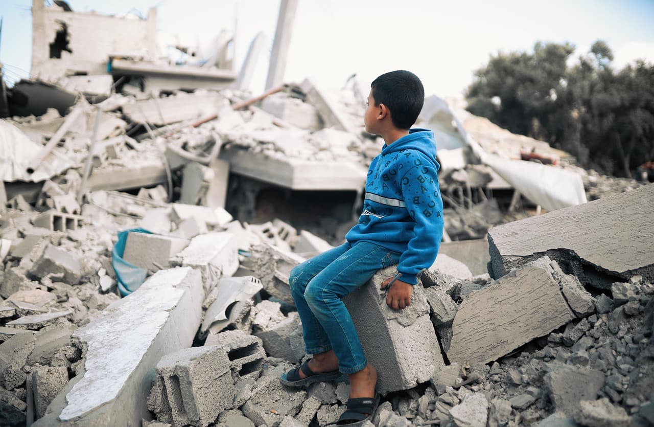 Gaza, ora anche il divieto totale di accesso al mare imposto da Israele. Il mondo se ne lava le mani mentre la guerra continua incessante