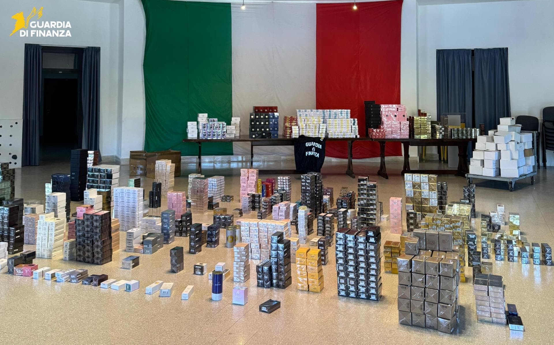 Maxi sequestro di profumi contraffatti: “Boss”, “Dolce e Gabbana”, “Narcisio Rodriguez”, “Gucci”, sono solo alcuni dei marchi taroccati