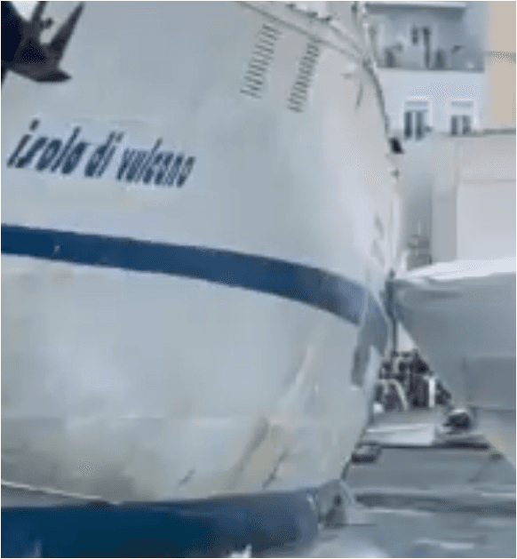 Incidente nel porto di Capri tra un traghetto e un aliscafo