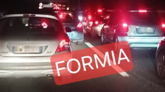 Traffico in tilt a Formia: lunghe code dalla rotonda del centro commerciale verso Minturno