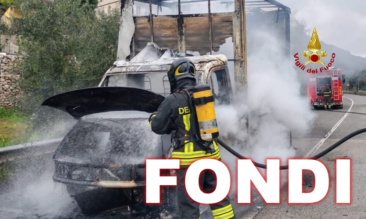 Fondi - Autocarro in fiamme sulla provinciale per Lenola, intervento dei Vigili del Fuoco