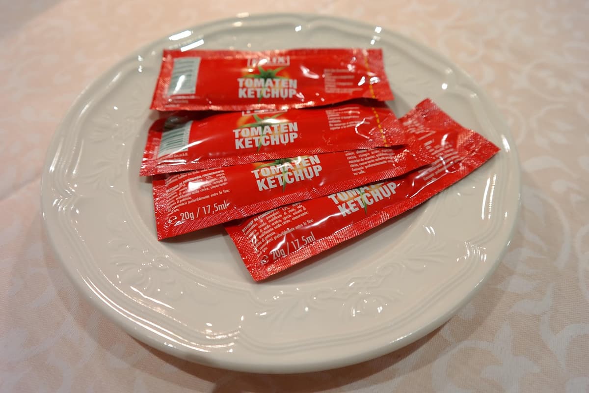 Bustine di ketchup e maionese - A breve potrebbero scomparire dai ristoranti. Ecco il motivo