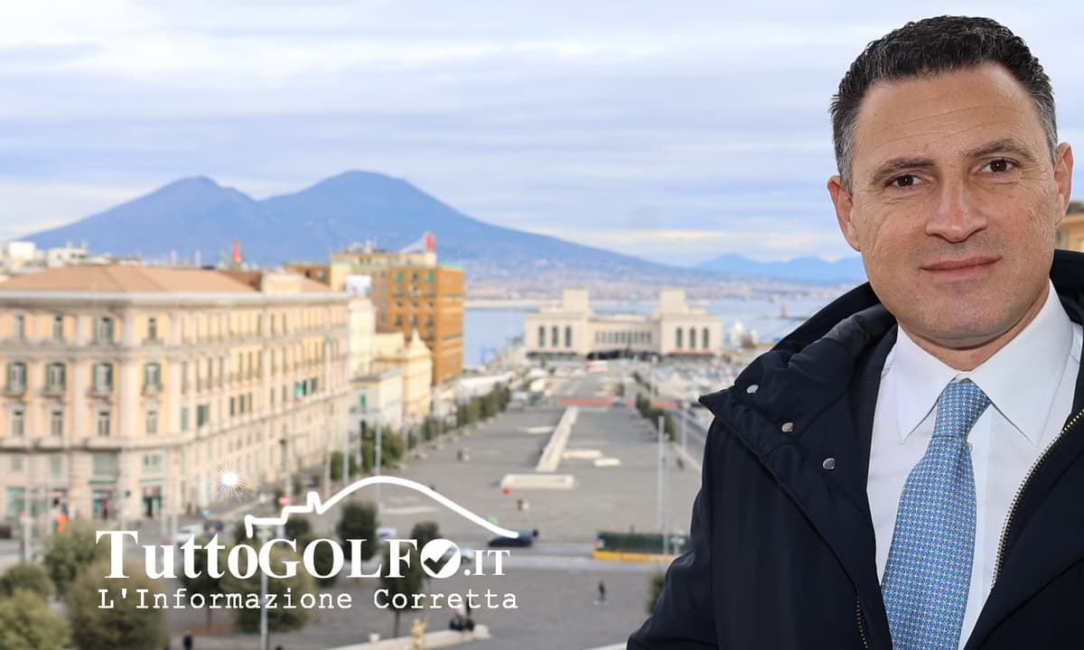 Napoli per Gaeta: il Sindaco Manfredi consegna il crest a Cristian Leccese