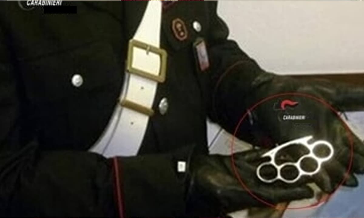 In giro con un tirapugni in metallo senza giustificato motivo. I Carabinieri denunciano un 32enne