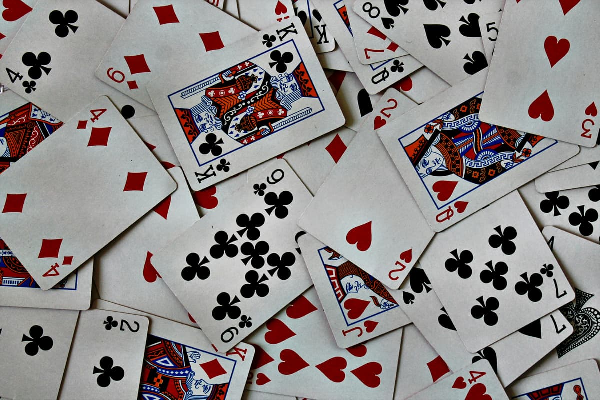 Italiani e giochi di carte: un’abitudine sociale che attraversa generazioni e contesti