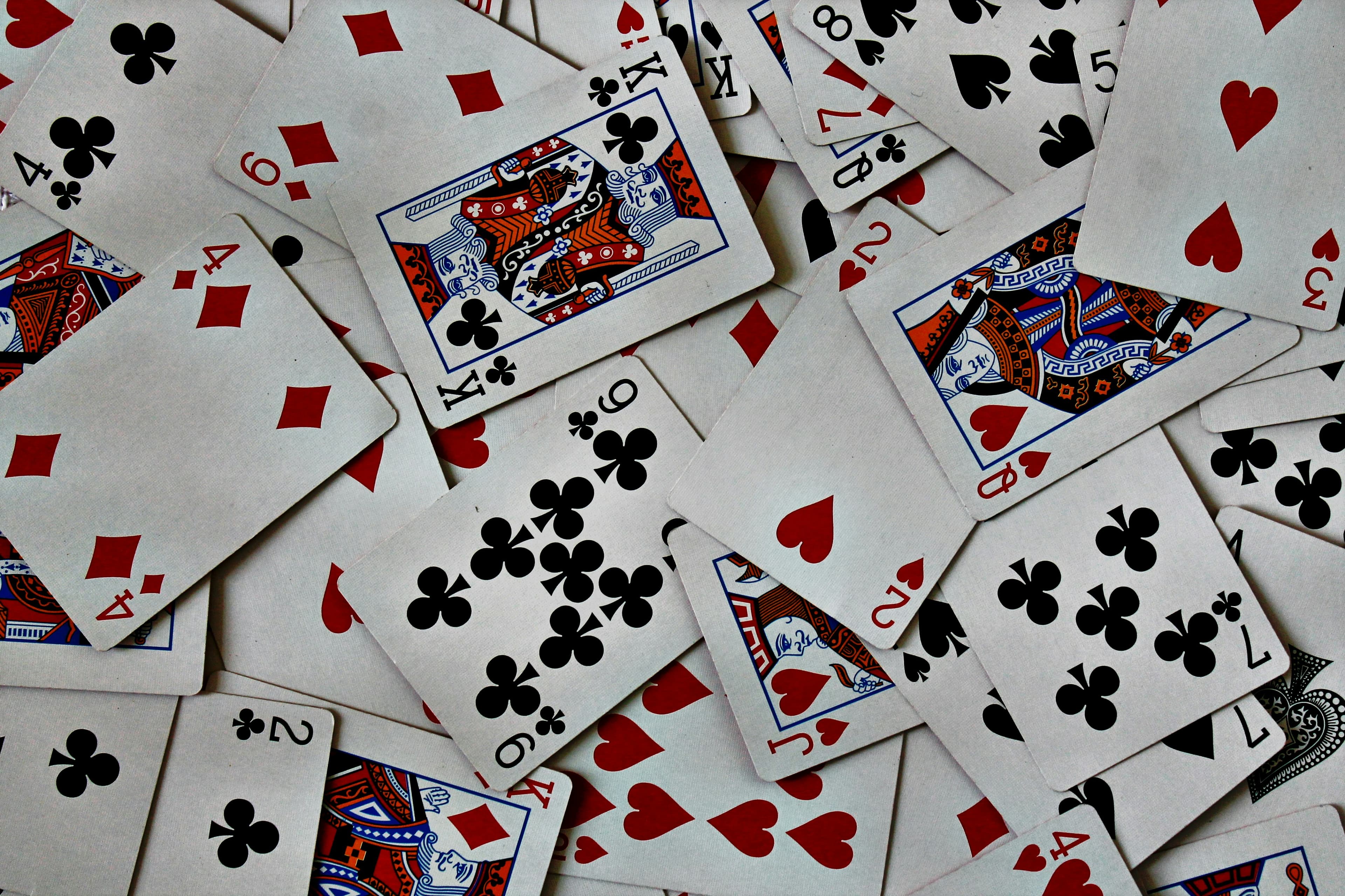 Italiani e giochi di carte: un’abitudine sociale che attraversa generazioni e contesti
