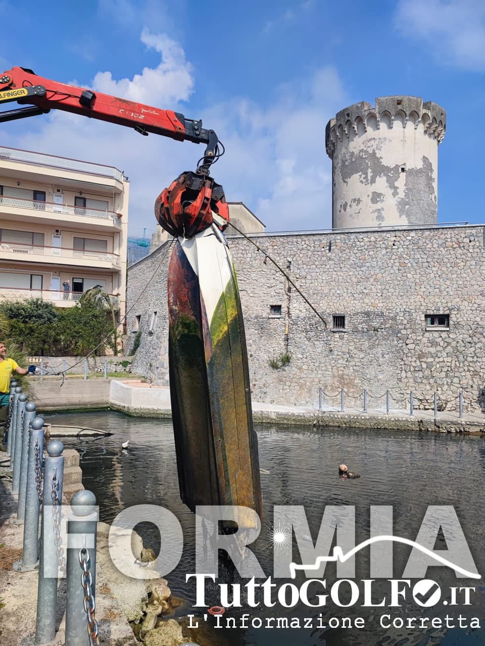 Formia, rimossi i relitti delle imbarcazioni nella darsena della Torre di Mola