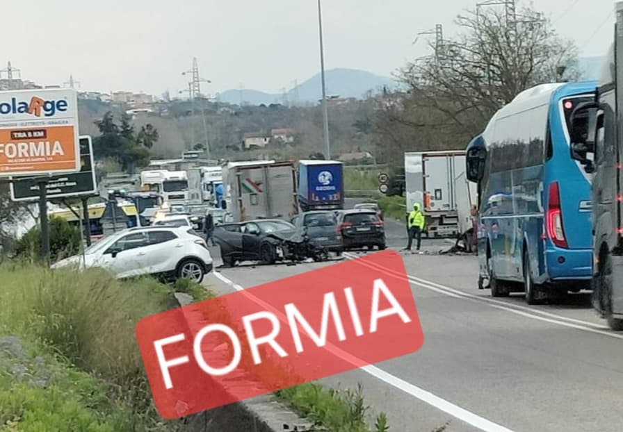 FOTO - Grave incidente sulla variante Appia a Formia: traffico in tilt e paura tra gli automobilisti