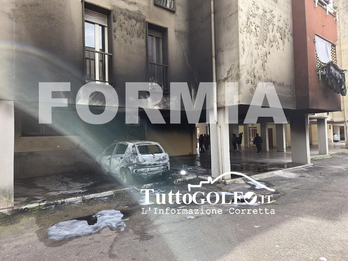 Paura a Formia, auto in fiamme a San Giuseppe Lavoratore: palazzina annerita dal fumo