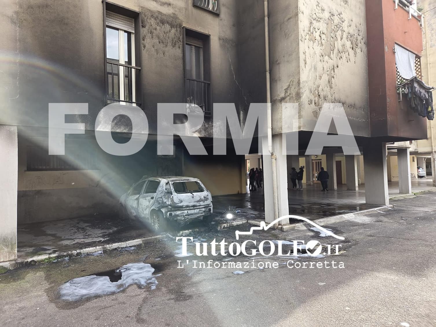 Paura a Formia, auto in fiamme a San Giuseppe Lavoratore: palazzina annerita dal fumo