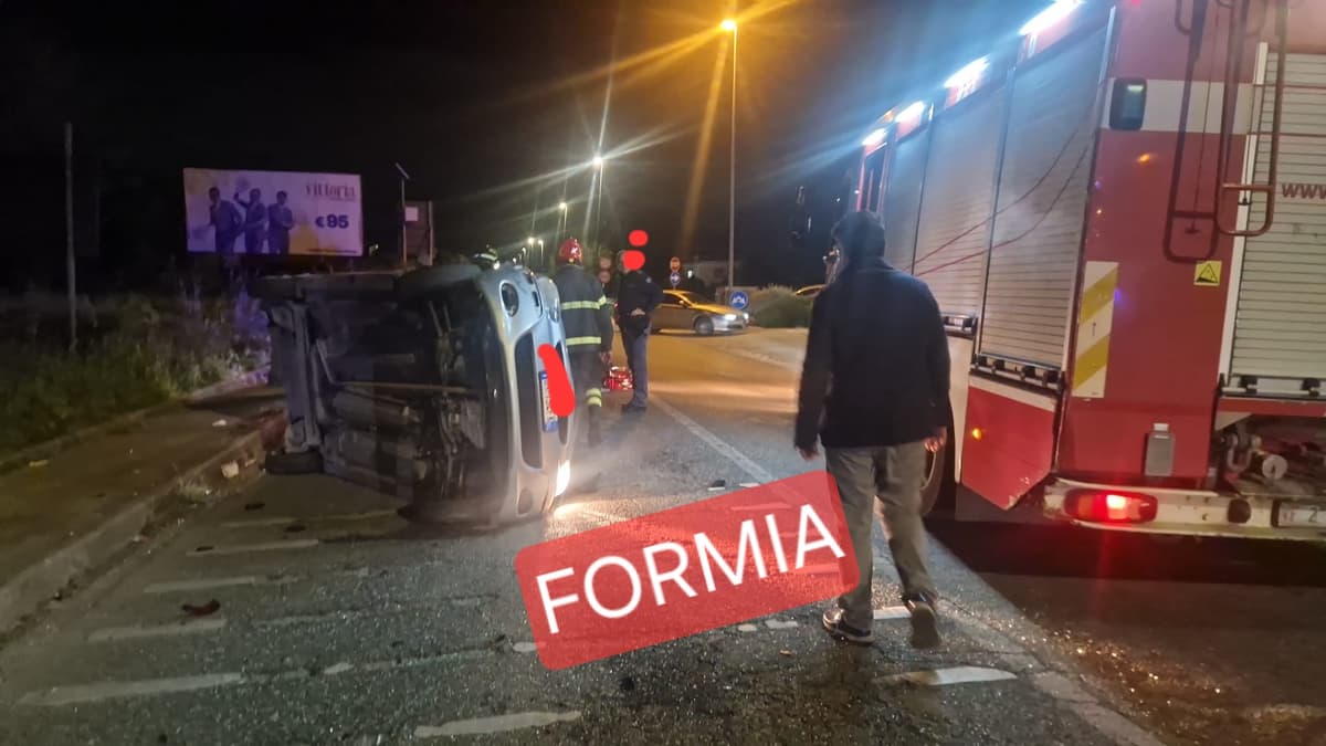 FOTO - Formia, incidente stradale: auto ribaltata nei pressi della Farmacia Azzuoli