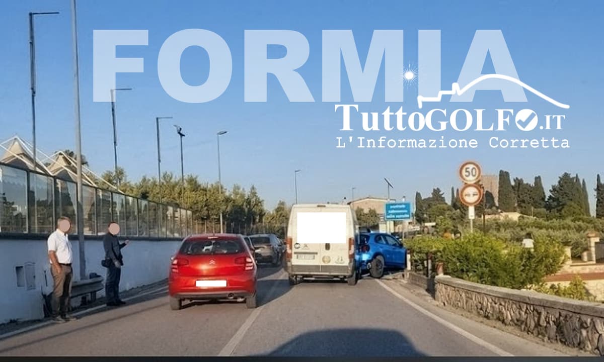 TRE FOTO - Formia, tamponamento a catena nei pressi della Tomba di Cicerone: coinvolti almeno tre veicoli